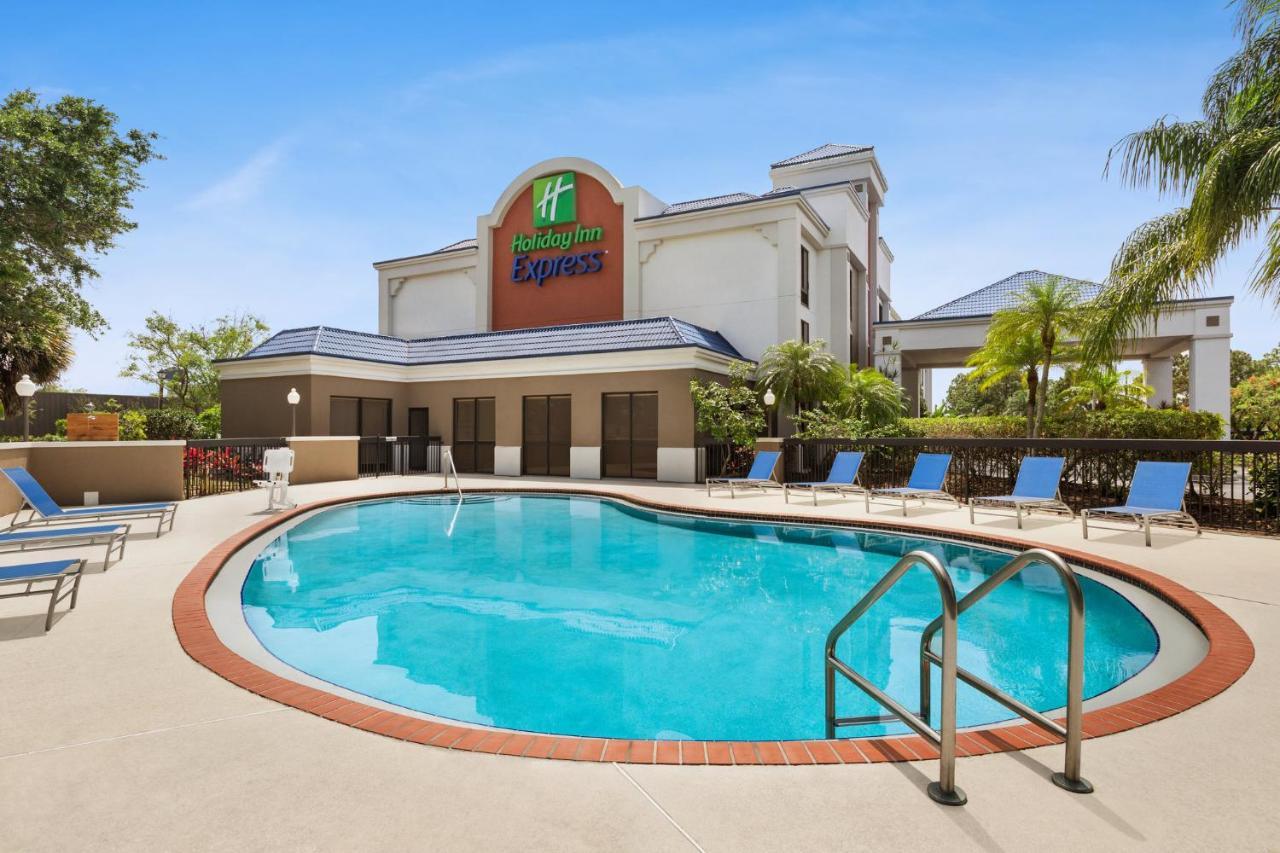 Holiday Inn Express Vero Beach-West I-95 By Ihg Exterior photo